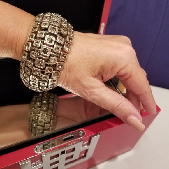 UNIQUE DESIGN! GORGEOUS Silver-Tone Stretchable Bracelet. - Picture 2 of 8